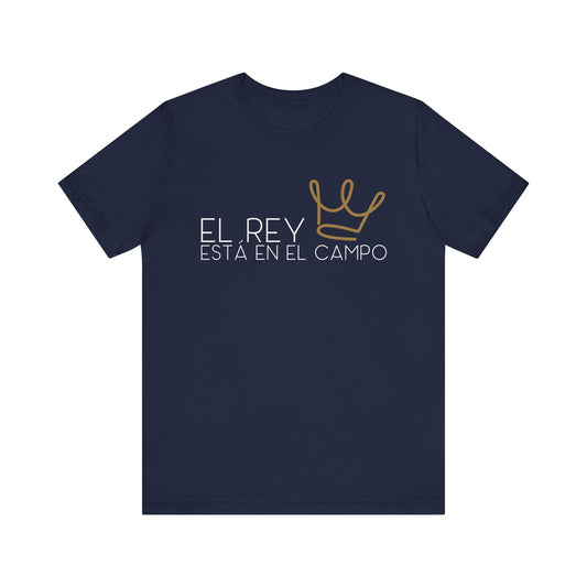 EL REY ESTÁ EN EL CAMPO | Faithwear, Unisex Jersey Short Sleeve Tee